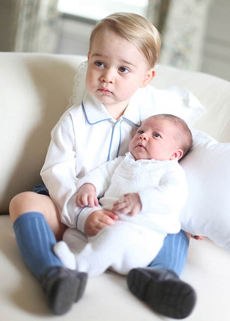 Hoàng tử George bế Charlotte trong ảnh mừng cô bé chào đời hồi tháng 5/2015. Ảnh: Hello.