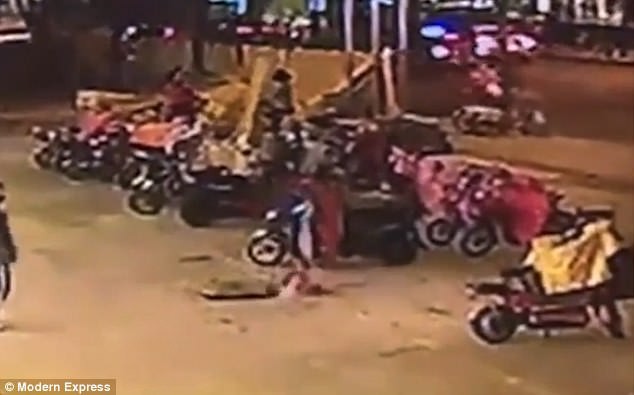 Cảnh tượng b&eacute; g&aacute;i bị rơi xuống ống tho&aacute;t nước.