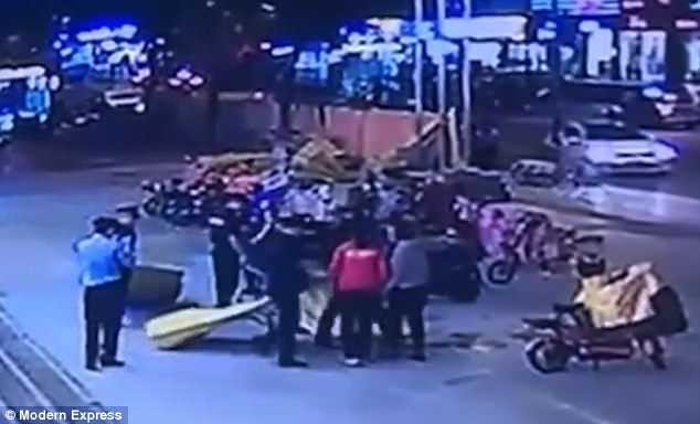 Cảnh s&aacute;t c&ugrave;ng người d&acirc;n lao v&agrave;o giải cứu em b&eacute;.