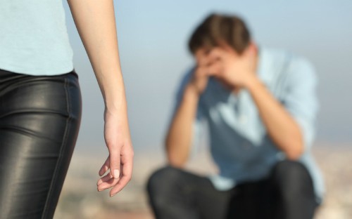 Việc chồng lấy cớ đi c&ocirc;ng t&aacute;c, nhưng thực ra đến với người vợ hai c&aacute;ch nh&agrave; chỉ 5 km khiến Karen kh&ocirc;ng thể chấp nhận v&agrave; ly h&ocirc;n nhanh ch&oacute;ng. Ảnh: Elliotscottcoaching.