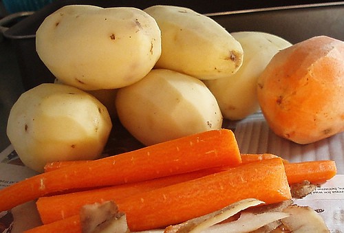 Khoai tây, cà rốt gọt sạch. Ảnh minh họa.