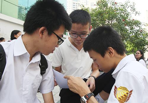 Học sinh tranh thủ &ocirc;n tập trước khi v&agrave;o thi m&ocirc;n To&aacute;n, kỳ thi tuyển sinh lớp 10 trường THPT chuy&ecirc;n Đại học Sư phạm H&agrave; Nội. Ảnh: Ngọc Th&agrave;nh