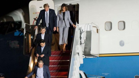 Đệ nhất phu nhân Mỹ Melania đi cùng với Tổng thống Donald Trump chào mừng 3 công dân Mỹ về nước. Ảnh: Yahoo