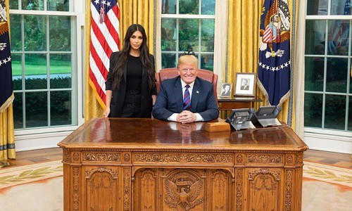 Tổng thống Mỹ c&ugrave;ng ng&ocirc;i sao truyền h&igrave;nh thực tế  Kim Kardashian tại ph&ograve;ng Bầu Dục ng&agrave;y 30/5. Ảnh: Twitter.