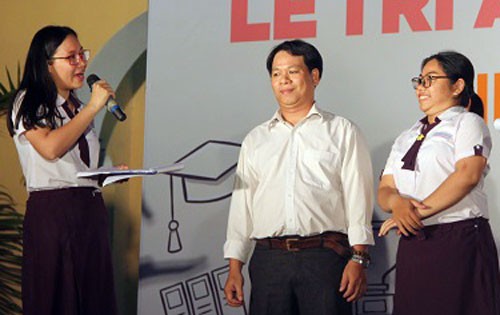Ông Lê Thanh Bình (giữa) và con gái trên sâu khấu lễ trưởng thành. Ảnh: Mi Lăng.