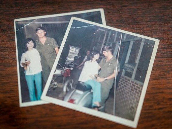 
2 nhân vật trong tấm hình chính là Trung sỹ Jim Reischl và cô thiếu nữ tên Linh Hoa - Ảnh: FB.
