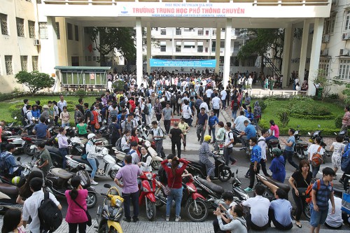 Khoảng 7.400 th&iacute; sinh dự thi v&agrave;o lớp 10 trường THPT chuy&ecirc;n Đại học Sư phạm H&agrave; Nội ng&agrave;y 30/5.  Ảnh: Ngọc Th&agrave;nh