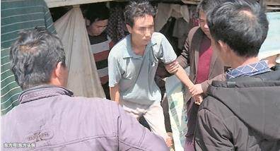 Anh tiểu lạn được c&aacute;c t&igrave;nh nguyện vi&ecirc;n gi&uacute;p đỡ gặp lại người nh&agrave;.