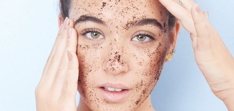 Dù có trang điểm hay không thì việc tẩy tế bào chết vô cùng cần thiết cho chị em đến tuổi 35