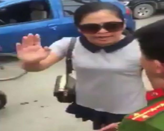 
Bà Trang có hành vi thiếu chuẩn mực với Công an phường Đổng Quốc Bình. Ảnh: Cắt từ clip
