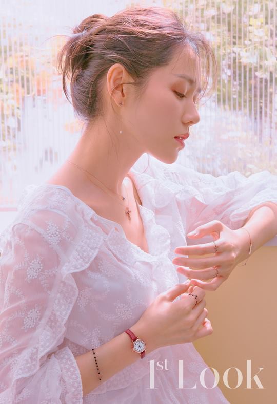 Son Ye Jin xuất hiện trên tạp chí 1st Look, Hàn Quốc số mới với vẻ đẹp gợi cảm. Bộ ảnh được thực hiện với phong cách lãng mạn, thanh lịch. Ngôi sao Chị đẹp mua cơm ngon cho tôi mặc trang phục sáng màu điệu đà, gương mặt trang điểm nhẹ nhàng, kết hợp nữ trang đơn giản và tinh tế.