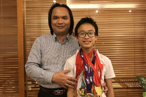 Đỗ Quang Minh, học sinh c&oacute; th&agrave;nh t&iacute;ch đứng đầu APMOPS v&ograve;ng quốc gia năm 2018, c&ugrave;ng thầy gi&aacute;o Trần Phương. Ảnh: T.P
