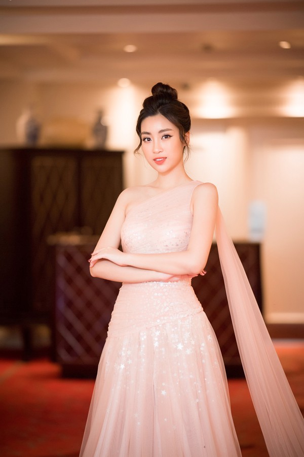 Vẻ yêu kiều, dịu dàng của Hoa hậu Việt Nam 2016 gây chú ý với các quan khách.