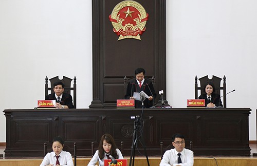 
Chủ tọa đọc bản án. Ảnh: Phạm Dự
