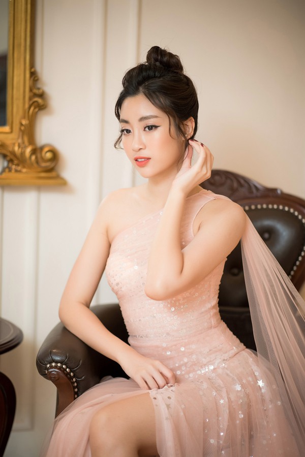 Sau gần hai năm đăng quang Hoa hậu Việt Nam, Đỗ Mỹ Linh xây dựng hình ảnh sạch, không scandal. Nhờ vậy, cô được nhiều khán giả yêu quý vì nỗ lực giữ gìn vẻ đẹp của chiếc vương miện danh giá.