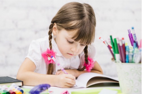 Góc học tập đủ ánh sáng và yên tĩnh là điều cần thiết cho con. Ảnh: Modico