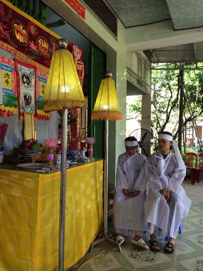 Chị em Hiền chịu tang cha