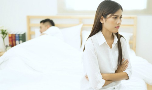 Kh&ocirc;ng h&ograve;a hợp về nhu cầu chăn gối khiến nhiều đ&ocirc;i chia tay. Ảnh: Blikk.