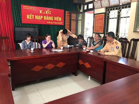 
C&aacute;c chiến sỹ CSGT động vi&ecirc;n khuy&ecirc;n bảo c&aacute;c b&eacute; g&aacute;i
