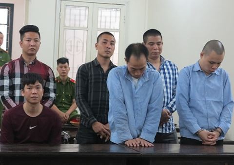 
Trần Thanh Hải (ngồi) và các đồng phạm tại phiên tòa.
