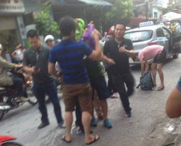 
Các trinh sát bắt giữ Thọ “sứt” tại tỉnh Hải Dương khi đối tượng đang trốn chạy trên một chiếc taxi.
