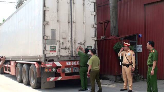
Lực lượng chức năng bắt giữ vụ vận chuyển hơn 11 tấn thực phẩm bẩn. Ảnh: PV
