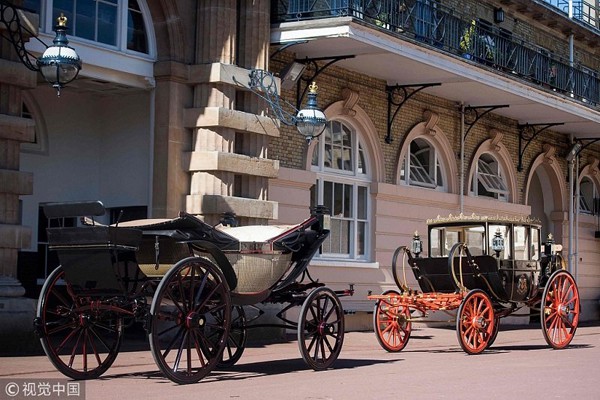 
Theo thông tin từ điện Kensington, hoàng tử Anh Harry và cô dâu Meghan Markle đã chọn cỗ xe ngựa Ascot Landau làm phương tiện rước dâu sau đám cưới, được tổ chức tại lâu đài Windsor vào ngày 19/5 tới.
