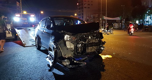 Xe Hyundai i10 biển số Thanh Ho&aacute; n&aacute;t đầu sau tai nạn li&ecirc;n ho&agrave;n. Ảnh: L&ecirc; Ho&agrave;ng.