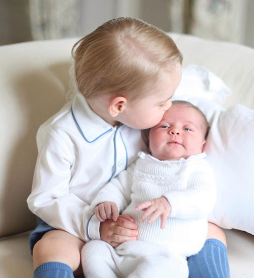 Hoàng tử George cũng từng hôn lên trán em gái khi công chúa nhỏ mới sinh được 3 ngày. Ảnh: Reuters.