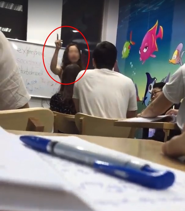 
Sự việc xảy ra tại lớp dạy tiếng Anh cho người đi làm. Ảnh cắt từ clip.

 
