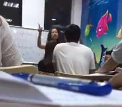 
Màn “đấu khẩu” giữa giáo viên của Trung tâm Ngoại ngữ gây bất bình dư luận (ảnh cắt từ clip).
