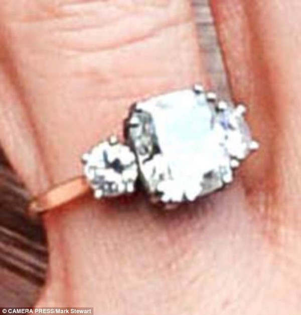 
Chiếc nhẫn kim cương có giá 3,6 tỷ đồng của Meghan Markle.
