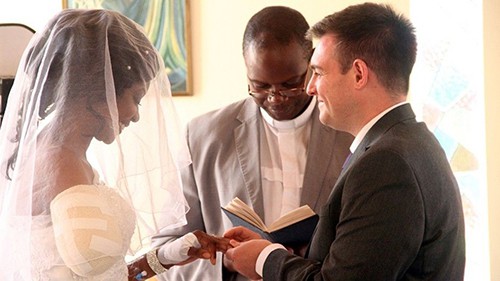 Chú rể Jamie Fox trao nhẫn cho cô dâu Zanele Ndlovu tại đám cưới ở bệnh viện Mater Dei, Bulawayo, Zimbabwe hôm 6/5. Ảnh: Nkosizile Ndlovu