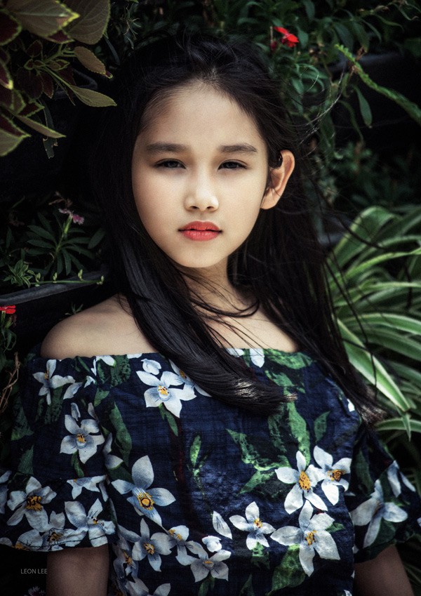 Bé Minh Thùy đang tham gia lớp đào tạo người mẫu nhí MTS do mẹ tổ chức. Cô bé thường khiến các nhiếp ảnh gia bất ngờ với diễn xuất biểu cảm, hút hồn trước ống kính.
