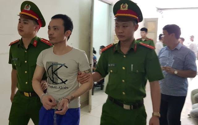 
Trước khi được cảnh sát áp giải từ tòa về trại giam, tử tù Lê Văn Thọ cho biết sẽ tiếp tục kháng cáo.
