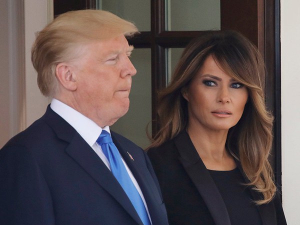 Ông Trump và vợ hiếm khi dành cho nhau cử chỉ thân mật trước công chúng. Ảnh: Reuters.