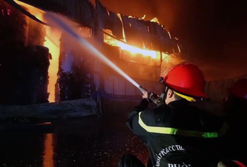 Lính cứu hỏa đang cố gắn khống chế ngọn lửa. Ảnh: Tin Tin