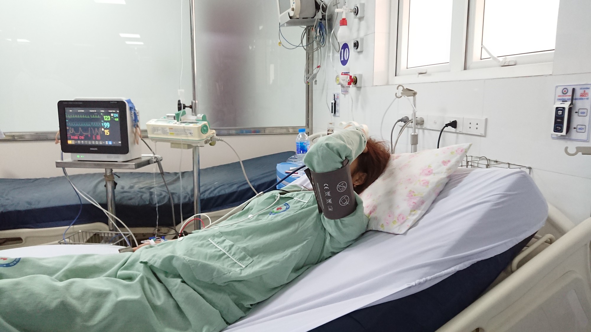 Chị Nguyễn Thị H tại Khoa Hồi sức cấp cứu – Bệnh viện Bưu điện.
