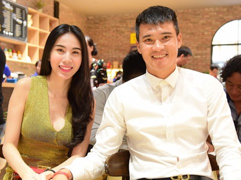 Cựu tuyển thủ Lê Công Vinh và vợ trong ngày ra mắt tự truyện “Phút 89”. Ảnh: TL