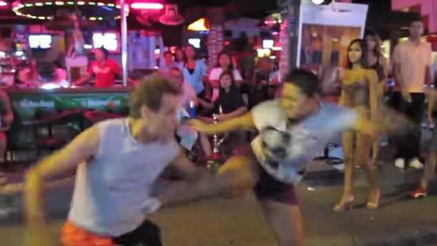 Kh&aacute;ch T&acirc;y bị đấm đ&aacute; hội đồng ở phố đ&egrave;n đỏ của Pattaya.