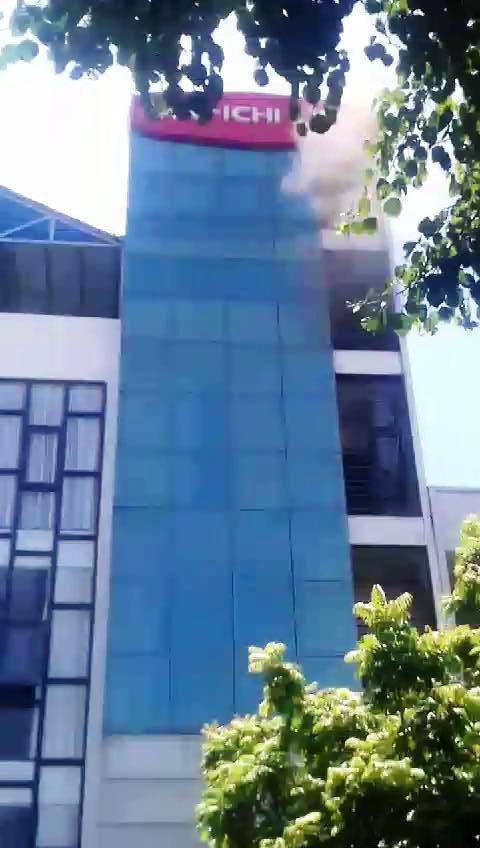 
Đám cháy bùng phát tại tầng 5 của toà nhà khi đang có nhiều người làm việc bên trong.
