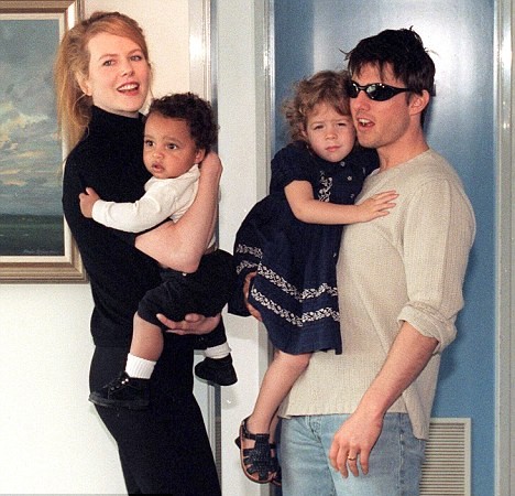 Nicole và Tom nhận nuôi cô bé Isabella năm 1992 và cậu bé Connor năm 1995.