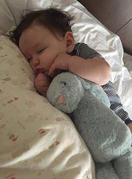 B&eacute; Dylan vẫn đang được điều trị ở bệnh viện. Ảnh: Facebook.