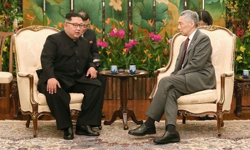
Thủ tướng Singapore Lý Hiển Long và lãnh đạo Triều Tiên Kim Jong-un trò chuyện tại Istana. Ảnh: Straits Times.
