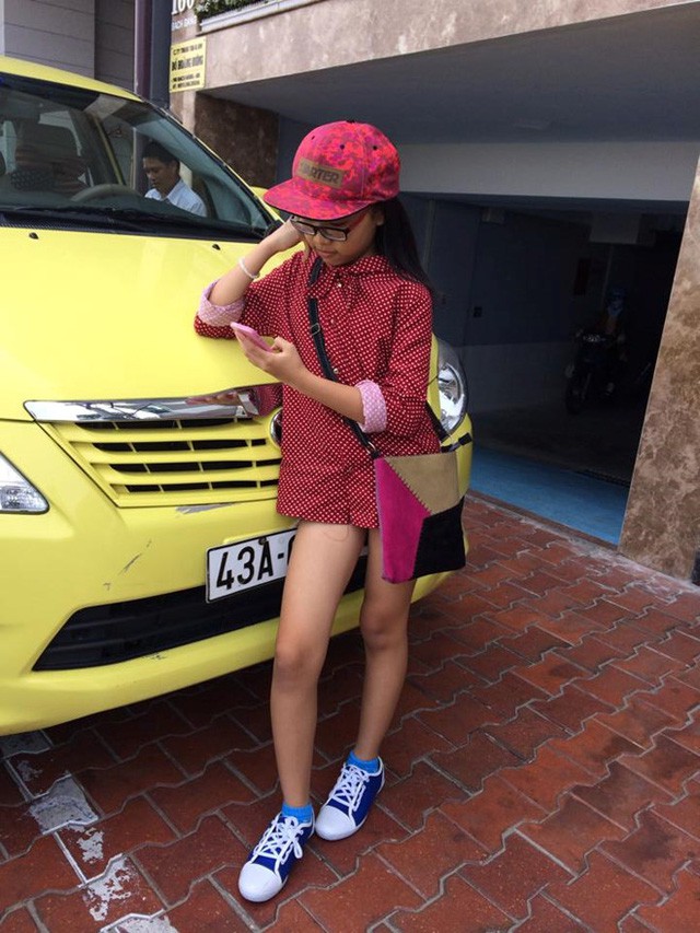 Khi mới 11 tuổi và có rất nhiều Fan hâm mộ nhỏ tuổi, Phương Mỹ Chi lại “diện” mốt “giấu quần” gây phản cảm cho người lớn khiến nhiều bậc phụ huynh lên tiếng phản đối.