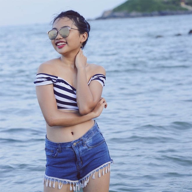 Một thời gian sau, Phương Mỹ Chi lại tiếp tục “gây bão” với những tấm hình diện đồ sexy đi biển của mình.