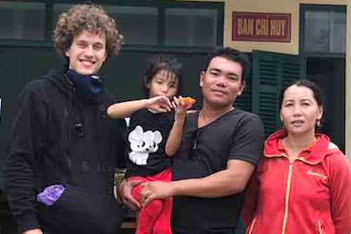 
B&eacute; g&aacute;i lạc tr&ecirc;n Đ&egrave;o Cả được trao cho gia đ&igrave;nh. Ảnh: An Phước.
