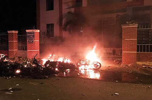 Cả chục xe máy bị đốt trước Sở Kế hoạch đầu tư Bình Thuận, bên cạnh UBND tỉnh.