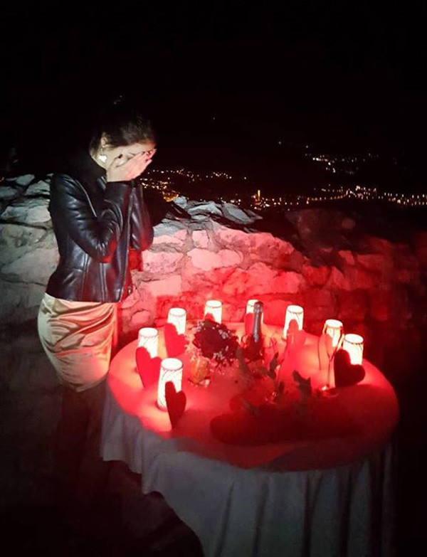 Nữ diễn vi&ecirc;n bật kh&oacute;c v&igrave; hạnh ph&uacute;c khi được chồng T&acirc;y cầu h&ocirc;n ở Đức.