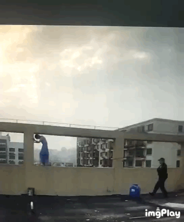 Qu&aacute; tr&igrave;nh ngăn cản c&ocirc; g&aacute;i si t&igrave;nh quả thật khiến người xem phải th&oacute;t tim. (Ảnh minh họa)